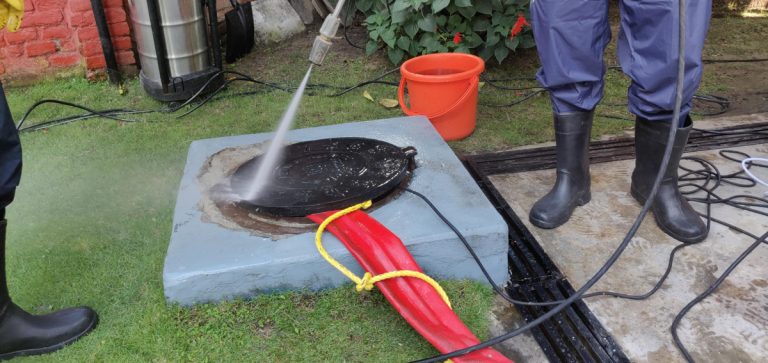 Cleaning water tank manhole - watre tank cleaning sercvice